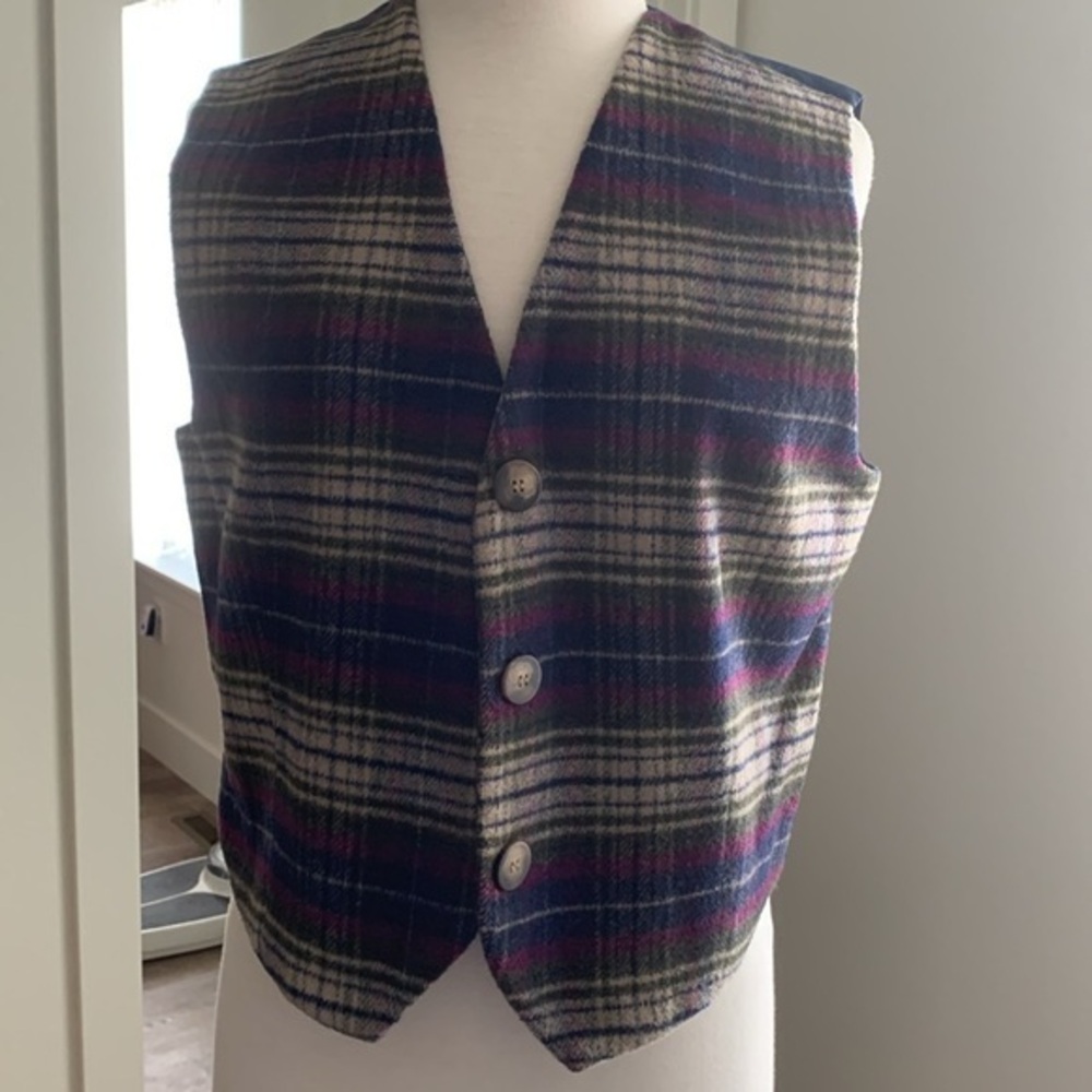 St. John's Bay Wool Plaid Sleeveless V-Neck Vest. Excellent condition. Medium